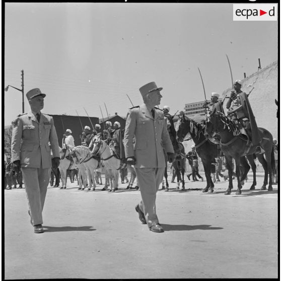 Tiaret. Le général Jarrot et son adjoint le général Alix assistent au défilé.