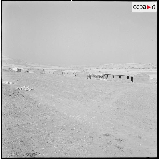 Centre de regroupement de Baudens. Bâtiments alignés dont la construction se termine.