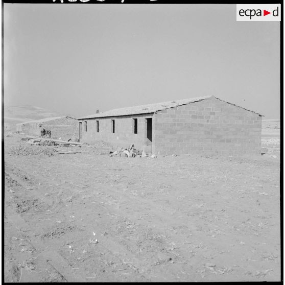 Centre de regroupement de Baudens. Maison en construction.