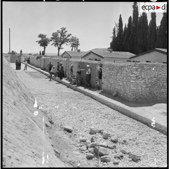 Centre de regroupement de Baudens. Vue de la partie terminée de la cité, de face, avec la rue.