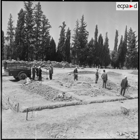 Centre de regroupement de Baudens. Chantier de construction des maisons.