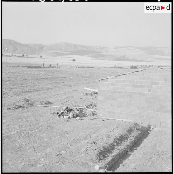 Centre de regroupement de Boudjebâa. Maison en construction.