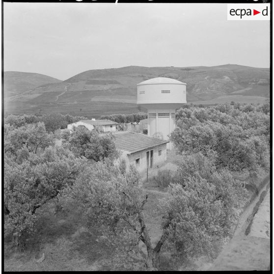 Centre de regroupement d'Ouled Ali. Le château d'eau parmi les maisons.