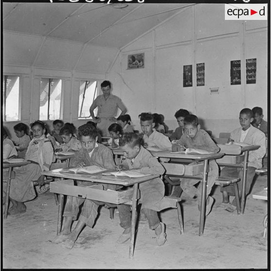 Centre de regroupement d'Ouled Ali. Les élèves et le sergent instituteur.
