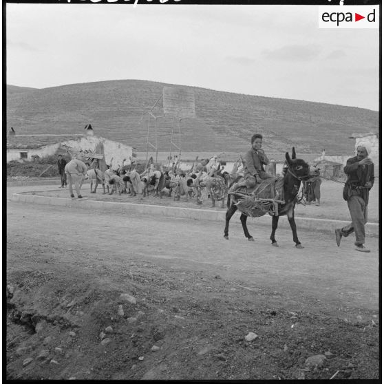 Centre de regroupement d'Ouled Ali. Les enfants sur le terrain de sport faisant des mouvements.