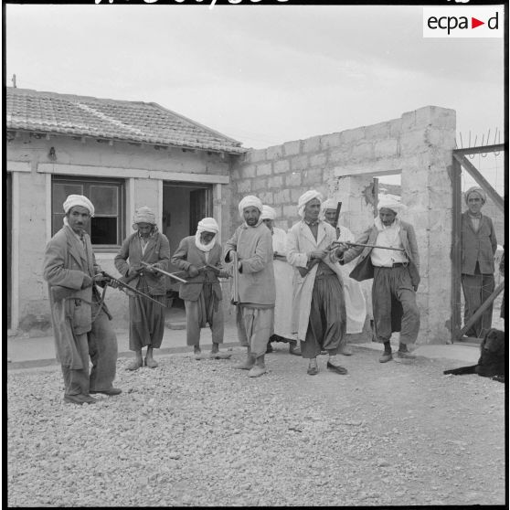 Centre de regroupement d'Ouled Ali. Les hommes du groupe d'autodéfense vérifient leurs fusils.