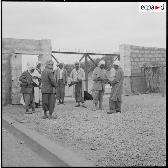 Centre de regroupement d'Ouled Ali. Les hommes du groupe d'autodéfense viennent chercher leurs armes.