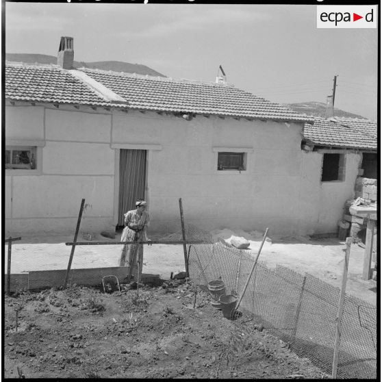 Centre de regroupement d'Ouled Ali. Une maison avec une cour intérieure et un jardin.