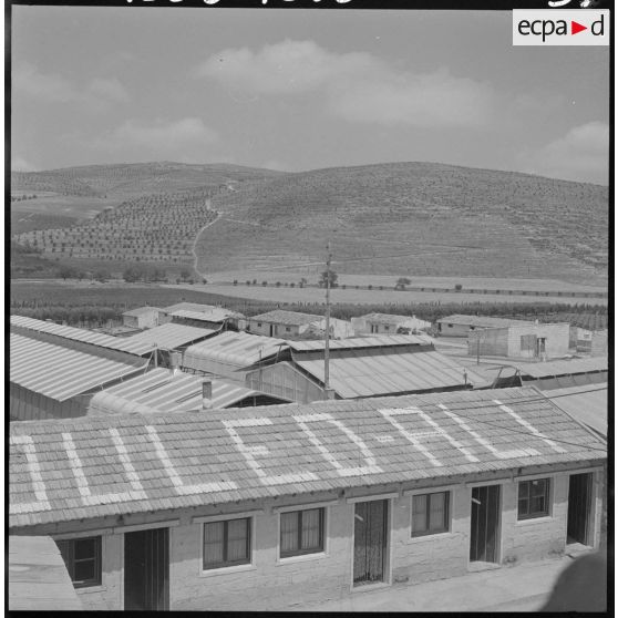 Une vue du centre de regroupement d'Ouled Ali prise d'un mirador.