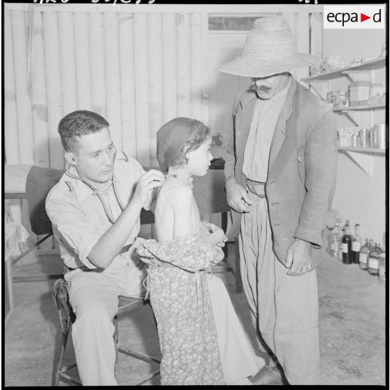 Tizi Ouzou. 3ème batterie du 2/93e régiment d'artillerie de montagne (RAM). L'assistance médicale gratuite, oeuvre de pacification.