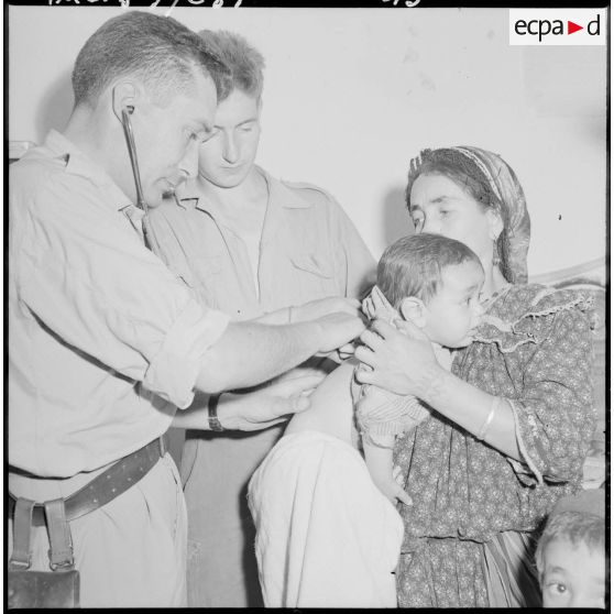 Tizi Ouzou. 3ème batterie du 2/93e régiment d'artillerie de montagne (RAM). L'assistance médicale gratuite, oeuvre de pacification.