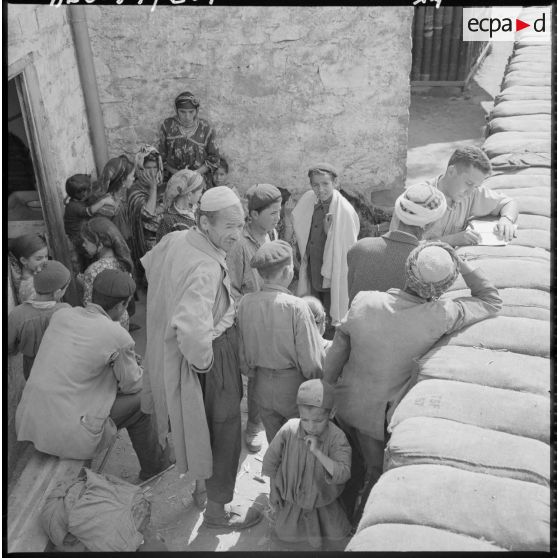 Tizi Ouzou. 3ème batterie du 2/93e régiment d'artillerie de montagne (RAM). Inscription des consultants à l'assistance médicale gratuite (AMG).