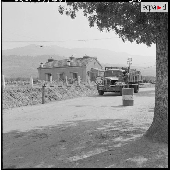 Tizi Ouzou. 3ème batterie du 2/93e régiment d'artillerie de montagne (RAM). Contrôle routier.