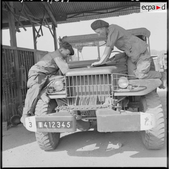 Tizi Ouzou. 3ème batterie du 2/93e régiment d'artillerie de montagne (RAM). Entretien du matériel automobile.