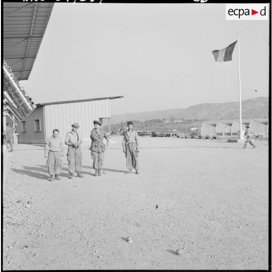 Tizi Ouzou. La 1ère batterie du 2/93e régiment d'artillerie de montagne (RAM). Délassements du soir. Pétanque.