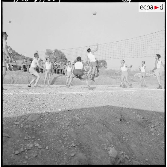 Tizi Ouzou. La 1ère batterie du 2/93e régiment d'artillerie de montagne (RAM). Délassements du soir. Volley-ball.