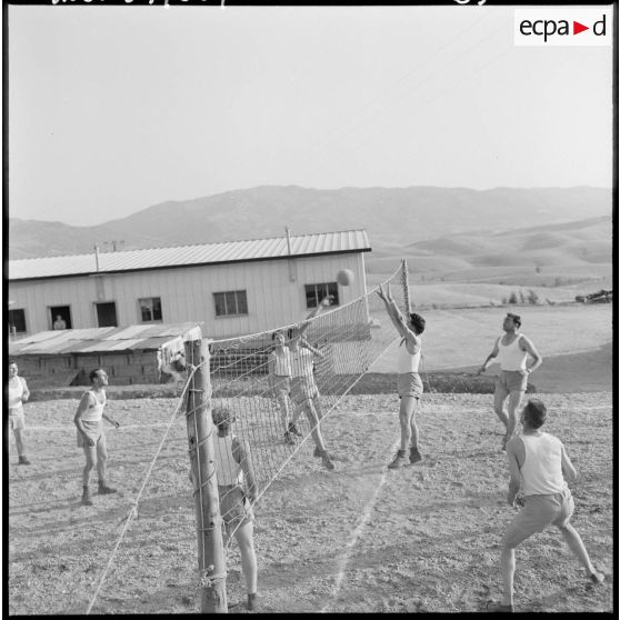 Tizi Ouzou. La 1ère batterie du 2/93e régiment d'artillerie de montagne (RAM). Délassements du soir. Volley-ball.