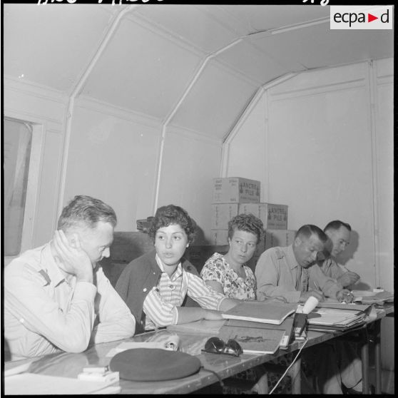 Orléansville. Exposé de madame Bes responsable de l'équipe d'Orléansville.