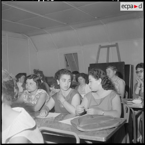 Orléansville. Deux adjointes sanitaires et sociales rurales auxiliaires (ASSRA) du secteur de Paul Robert.