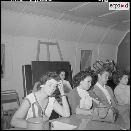 Orléansville. Deux adjointes sanitaires et sociales rurales auxiliaires (ASSRA) du secteur de Paul Robert.