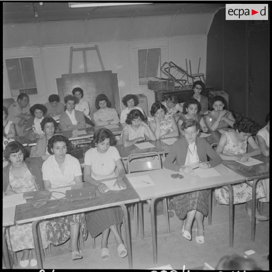 Orléansville. Les différents groupes à leur table de travail.