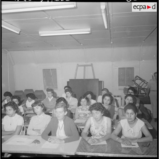 Orléansville. Les différents groupes à leur table de travail.