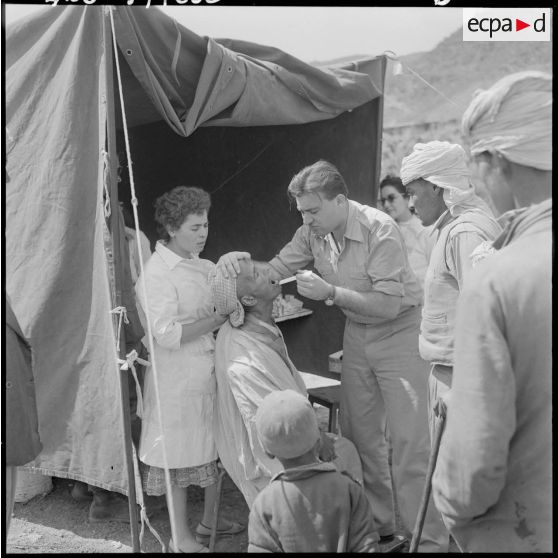 Secteur de Miliana. Le médecin assisté d'une femme du personnel médical ausculte un malade.