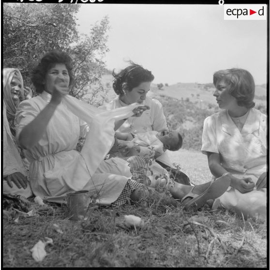 Secteur de Miliana. Les adjointes sanitaires et sociales rurales auxiliaires (ASSRA) changent un nourrisson du douar Oued-el-Haad.