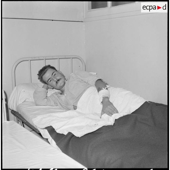 Un 1er classe blessé par balles à la cuisse et aux bras, en traitement à l'hôpital militaire de Médéa.