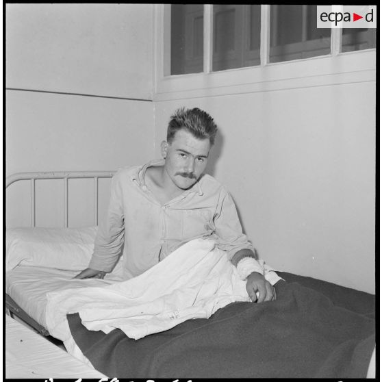 Un 1er classe blessé par balles à la cuisse et aux bras, en traitement à l'hôpital militaire de Médéa.