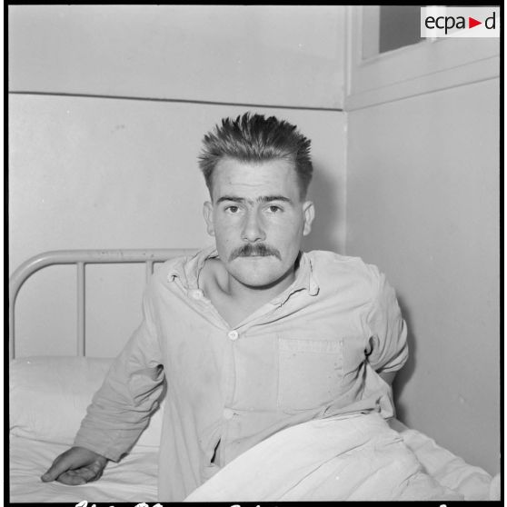 Un 1er classe blessé par balles à la cuisse et aux bras, en traitement à l'hôpital militaire de Médéa.