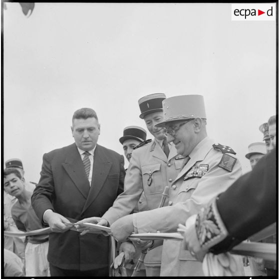 Centre de regroupement de Zelemta. Le général Gambiez avec le maire coupe le ruban pour une inauguration.