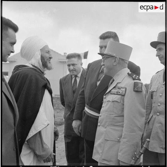 Centre de regroupement de Zelemta. Le général Gambiez s'entretient avec une autorité locale.