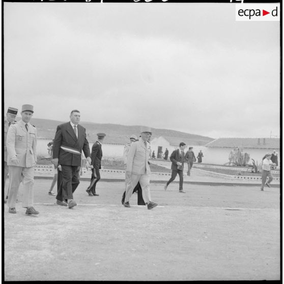 Centre de regroupement de Zelemta. Le général Gambiez marche avec les autorités.