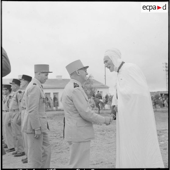 Centre de regroupement de Zelemta. Le général Gambiez serre la main d'une autorité locale.