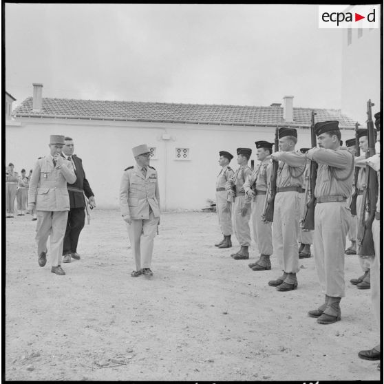 Centre de regroupement de Zelemta. Le général Gambiez passe les troupes en revue.