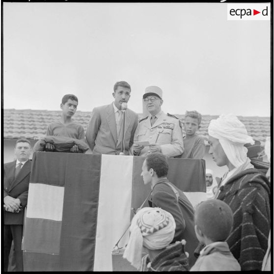 Centre de regroupement de Zelemta. Discours d'une autorité locale et du général Gambiez.