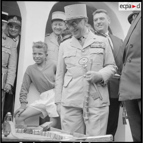 Centre de regroupement de Zelemta. Portrait du général Gambiez (avec la clé de la ville ?).