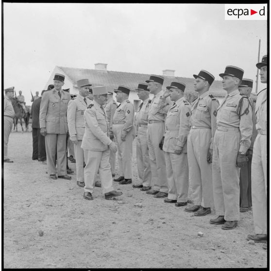 Centre de regroupement de Zelemta. Le général Gambiez passe les troupes en revue.