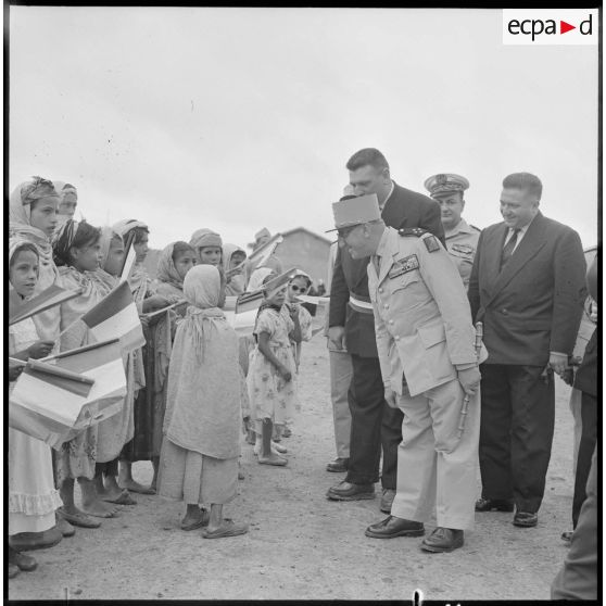 Centre de regroupement de Zelemta. Le général Gambiez s'adresse à des enfants.