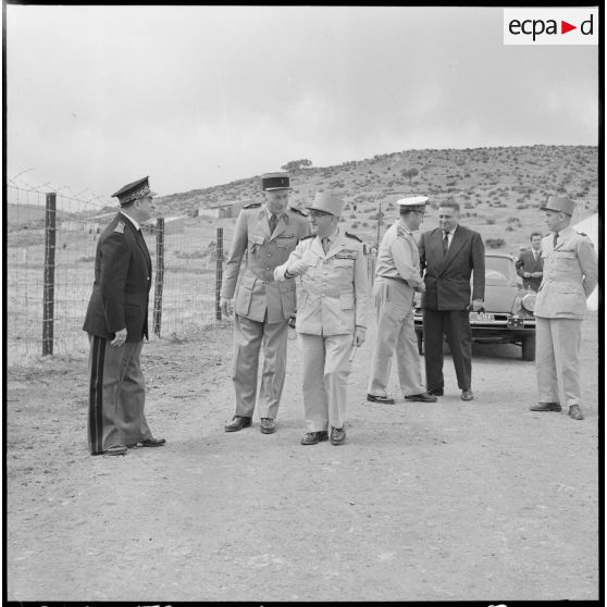 Centre de regroupement de Zelemta. Le général Gambiez s'entretient avec un préfet.