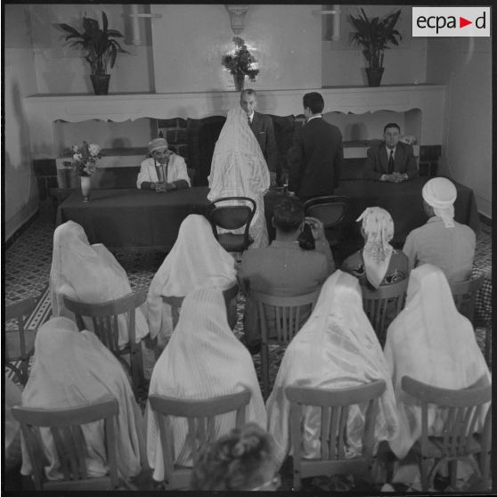 Mariage musulman" dans une mairie en Algérie.