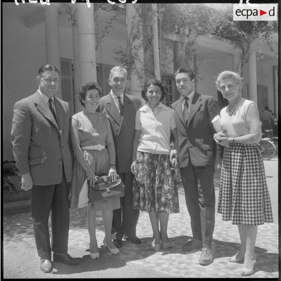 Mariage musulman" en Algérie. Portrait des mariés avec leur famille.