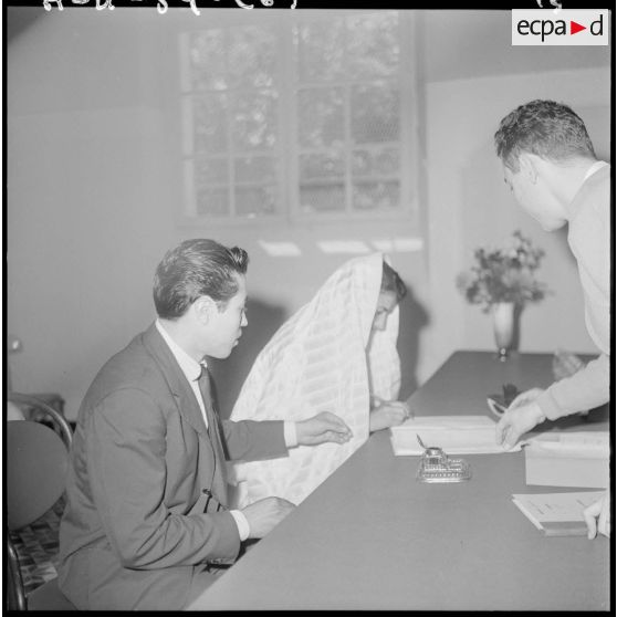 Mariage musulman" dans une mairie en Algérie. La mariée signe le registre d'état civil.