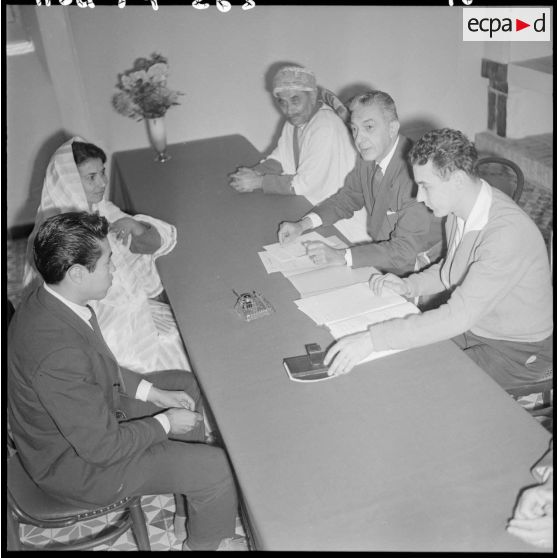 Mariage musulman" dans une mairie en Algérie.