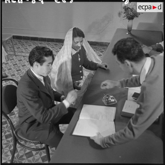 Mariage musulman" dans une mairie en Algérie. Le marié signe le registre d'état civil.