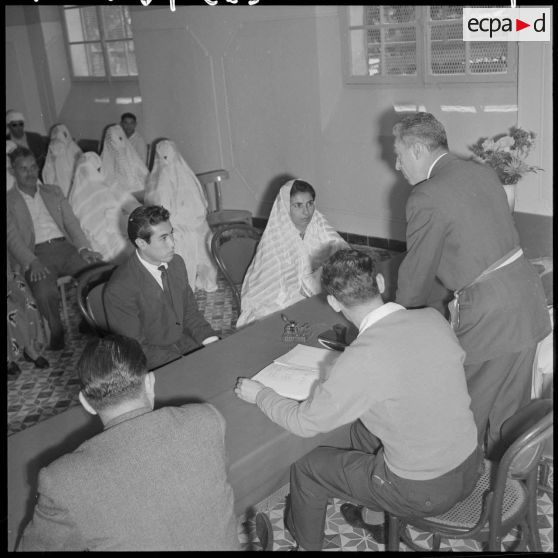 Mariage musulman" dans une mairie en Algérie.