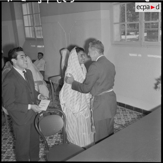 Mariage musulman" dans une mairie en Algérie. Le maire félicite la mariée.