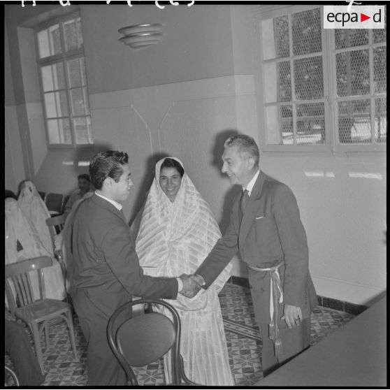 Mariage musulman" dans une mairie en Algérie. Le maire félicite le marié.