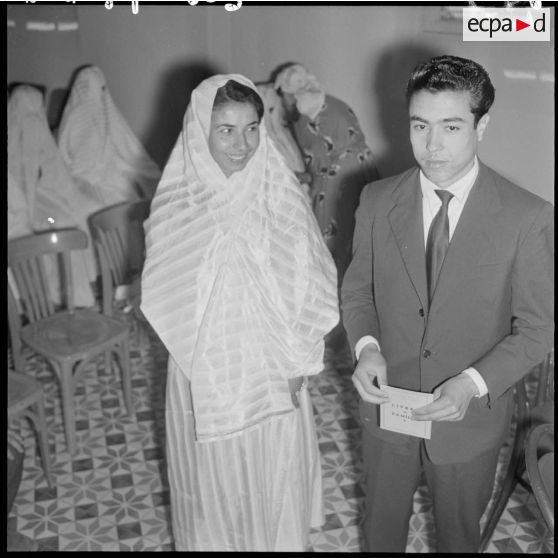 Mariage musulman" dans une mairie en Algérie. Portrait des mariés avec leur livret de famille.